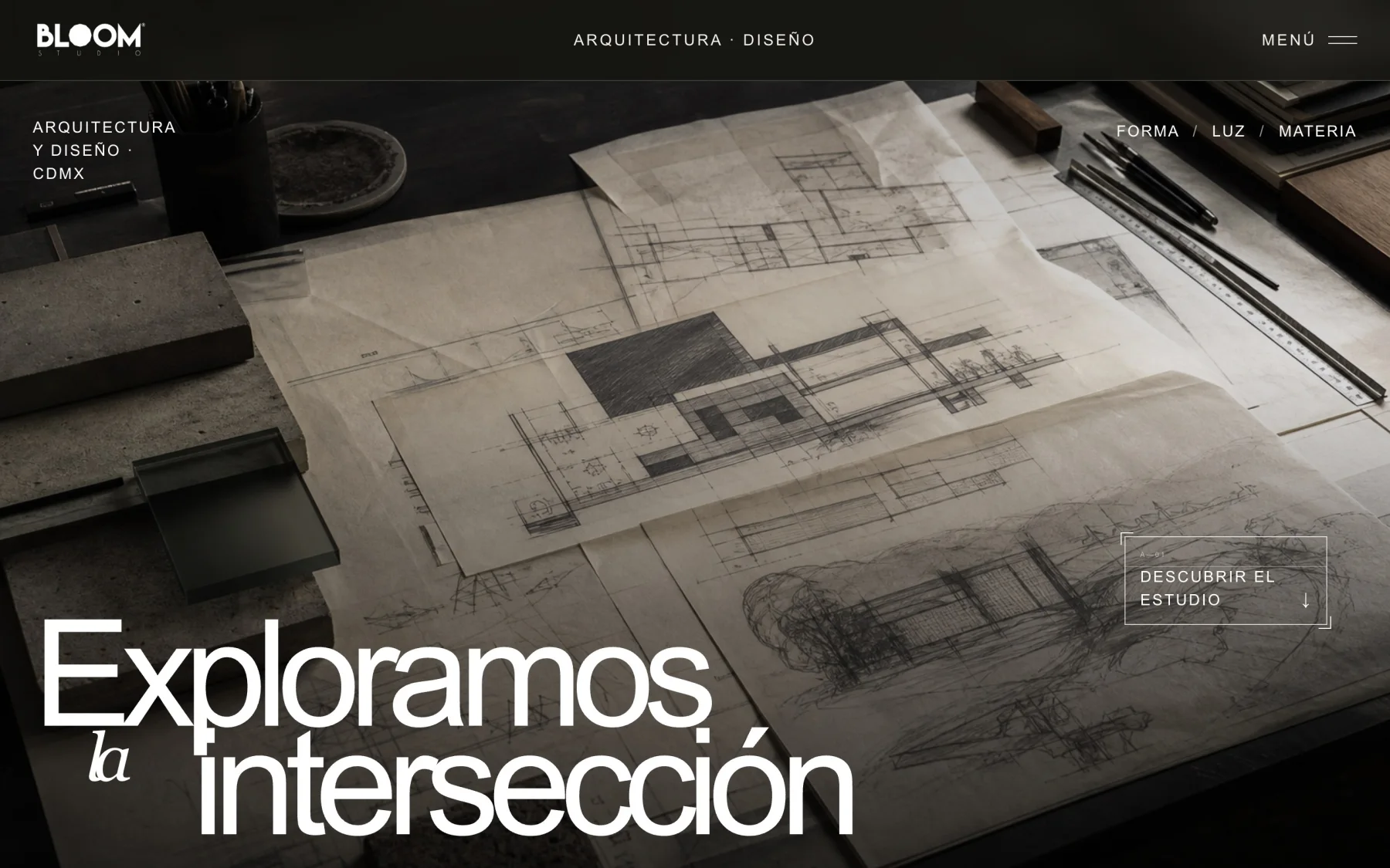 Portada de Bloom Studio: planos a lápiz sobre una mesa de trabajo con el titular “Exploramos la intersección”