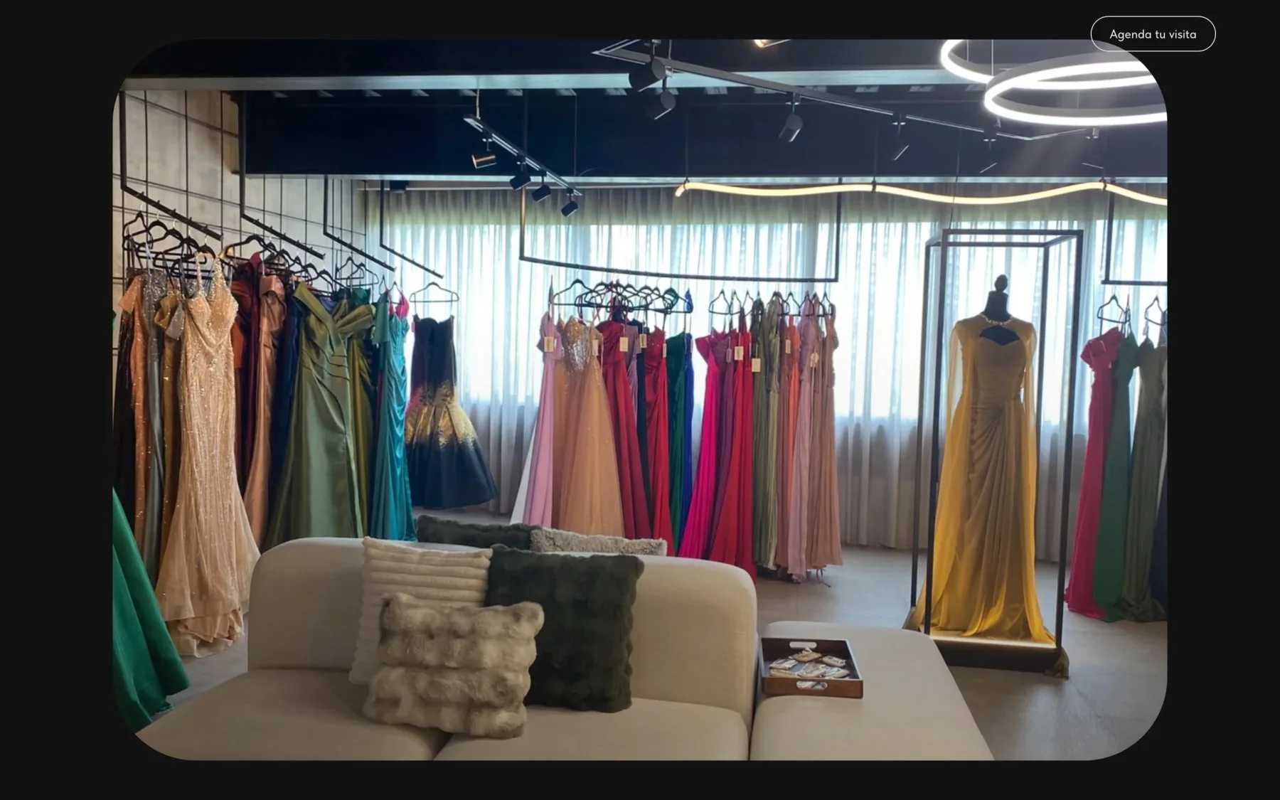 Portada de The Capsule: la cápsula se abre al bajar y revela el showroom con los racks de vestidos